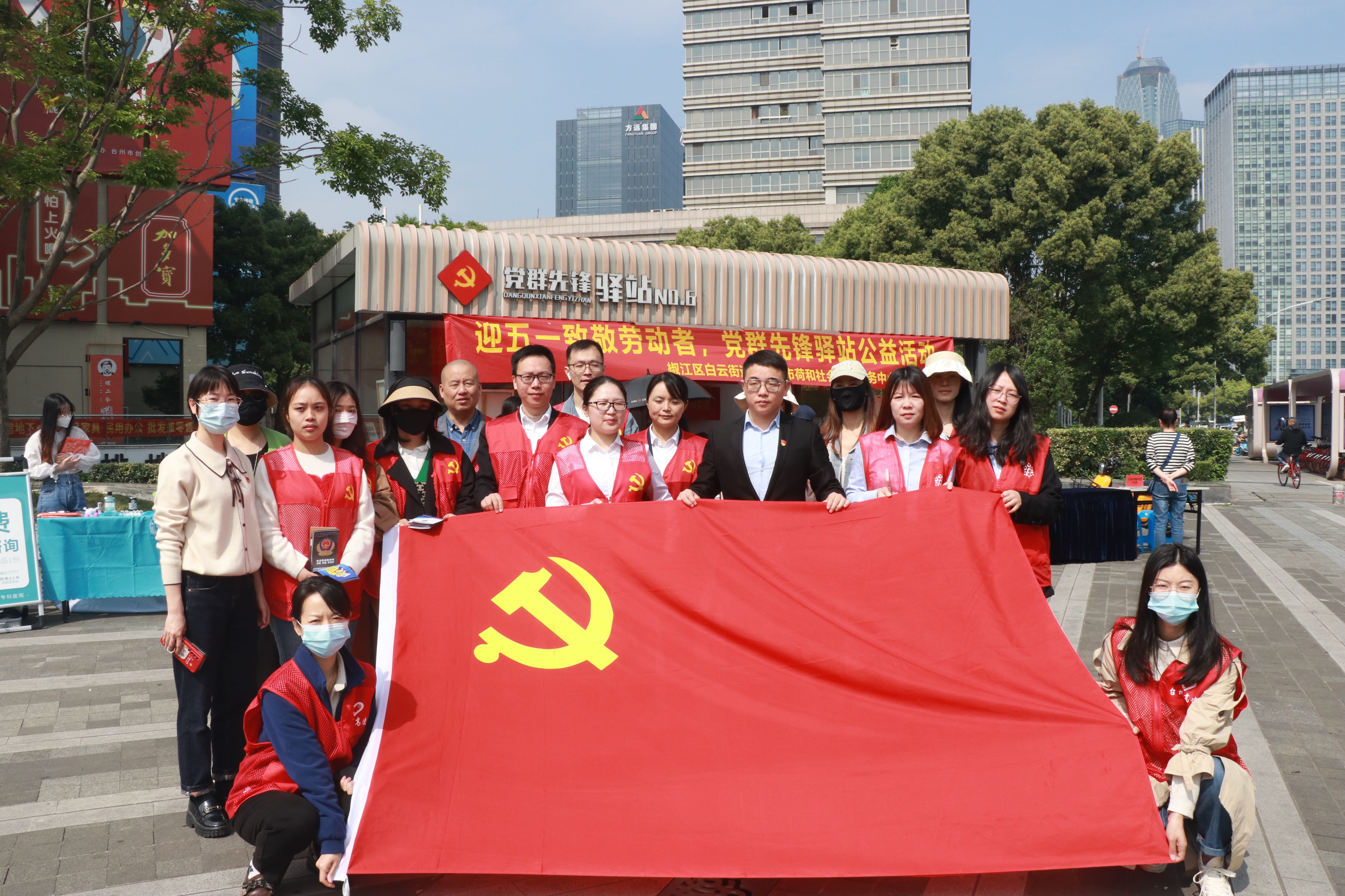 1682535118564414.jpg 12與黨旗合影.JPG